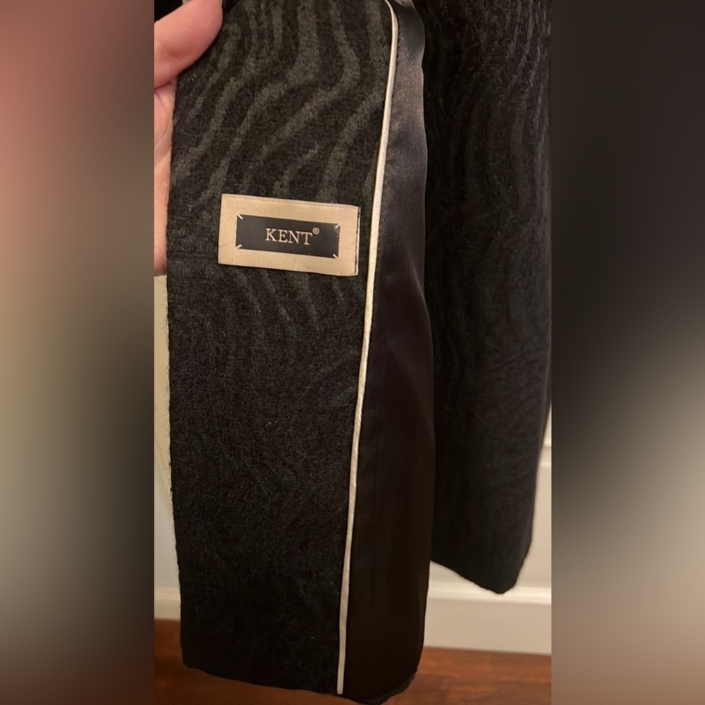 Black Textured Trench Coat with Tailored Fit - Picture 4 of 8